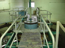 The scum compartment sets in the middle of the catwalk.